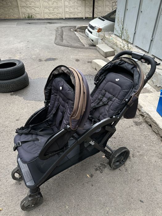 Продам двухместную коляску