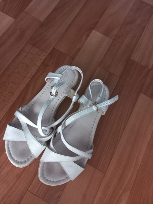 Босоножки кожанные