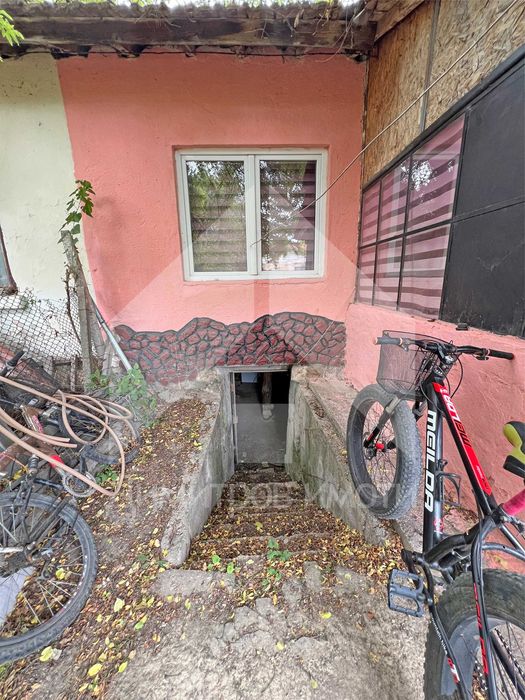 Продава самостоятелна, еднофамилна къща гр. Нови пазар - кв. Нииж.