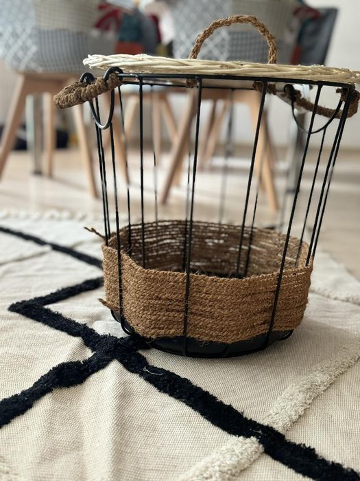 Ръчно изработени кош маса и кош за дърва пред камина