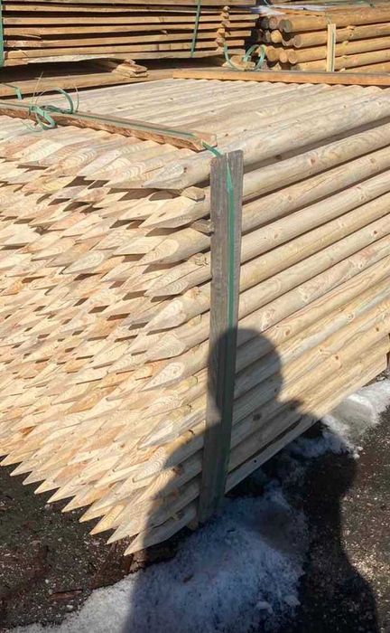 Дървени колове от бял бор - струговани, подострени и импрегнирани.