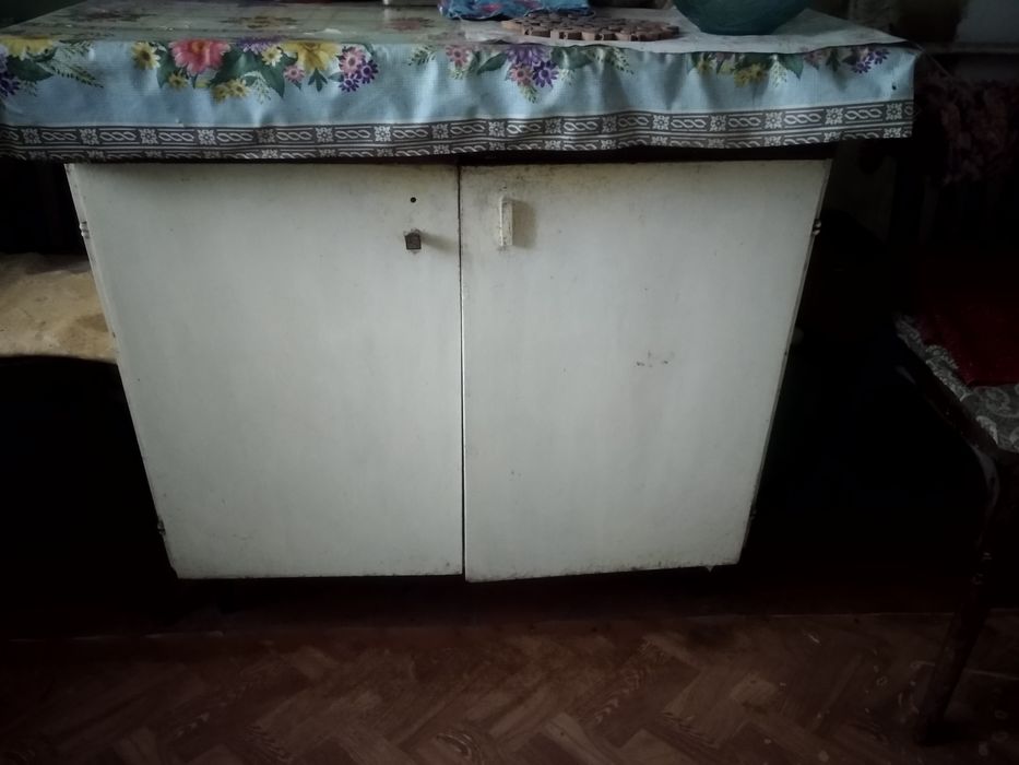 Старенькая кухня из трёх предметов