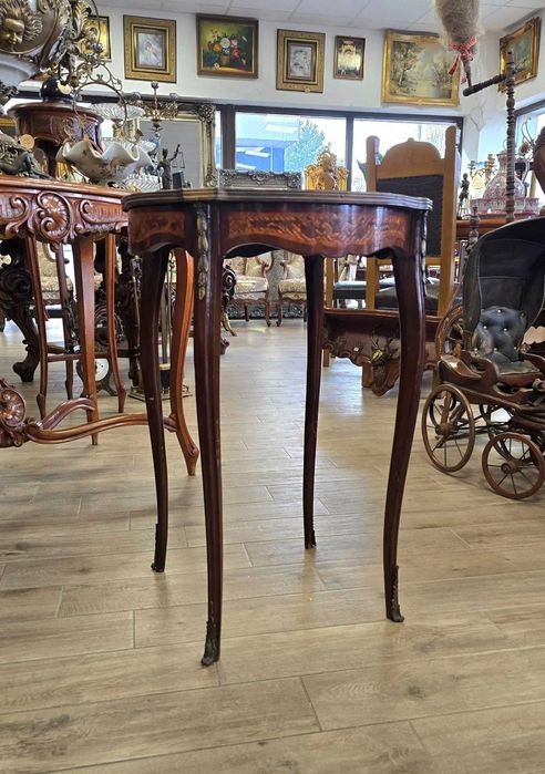 Măsuță elegantă în stil Ludovic al XV-lea cu intarsie