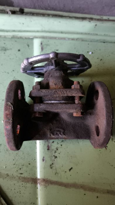 Продам задвижки чугунные