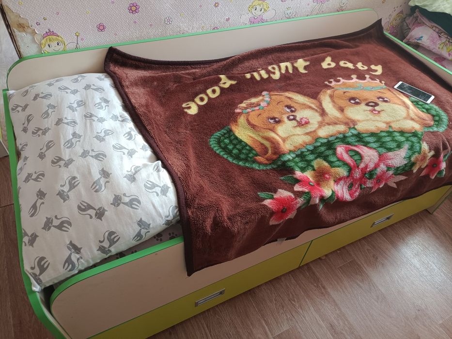 Детская кровать с комодом