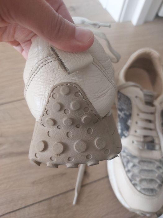 Кожаные кроссовки