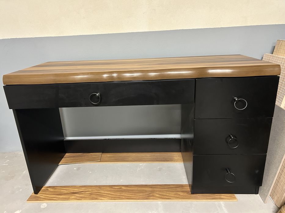 Бюро и вертикален шкаф