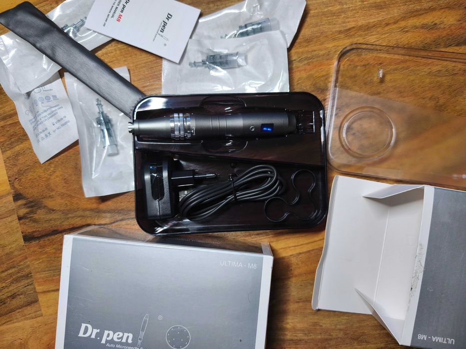 Чисто нов с игли и аксесоари дермапен Drr. Pen Ultima M8