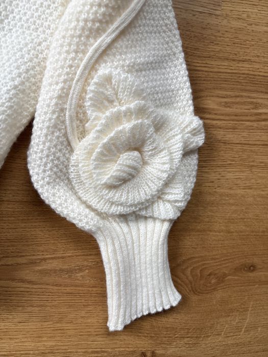 Мек пуловер с 3д апликирани цветя