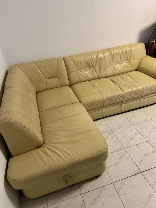 Coltar din piele naturala bej si 2 tabureti in stare buna toate