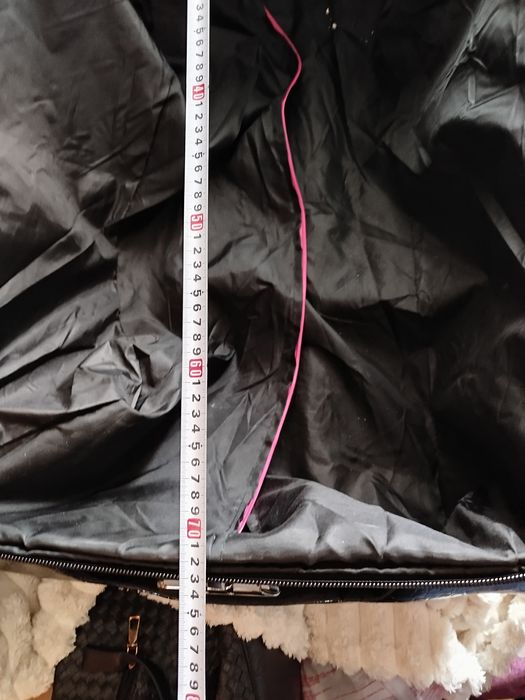 Большой, объемный чемодан