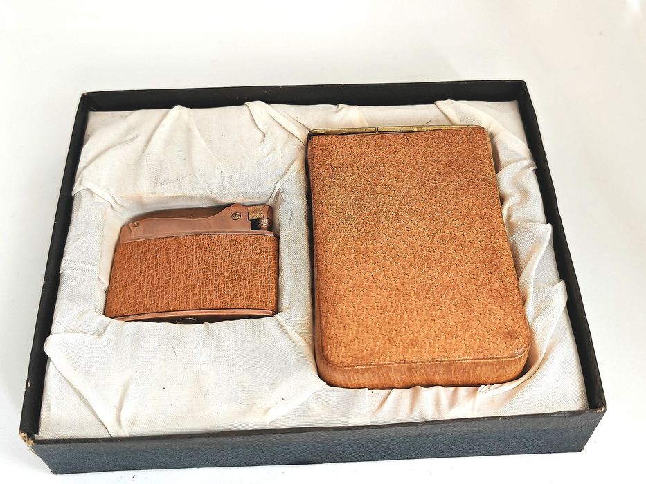 Bricheta benzina si tabachera/ porttigaret piele vintage