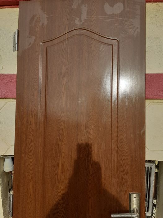 Vând ușă interior 400 lei  trei bucăți.