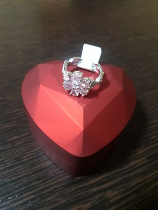 Продам колечко с коробкой