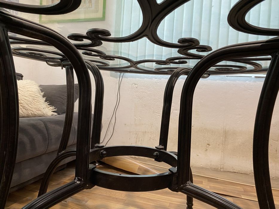 Стъклена маса за хранене