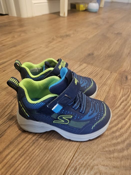 Adidasi Skechers de baietei, marimea 22