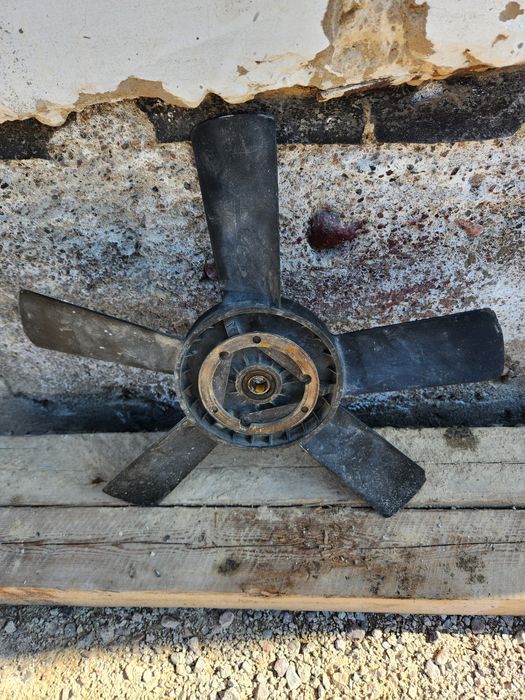 Мерседес 124 об2,3 радиатор