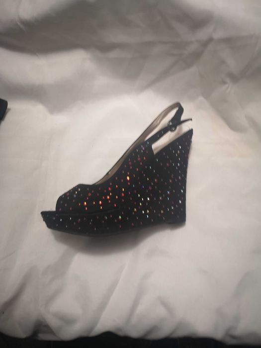 Vand sandale din piele intoarsa neagra, cu strasuri, noi, marimea 40