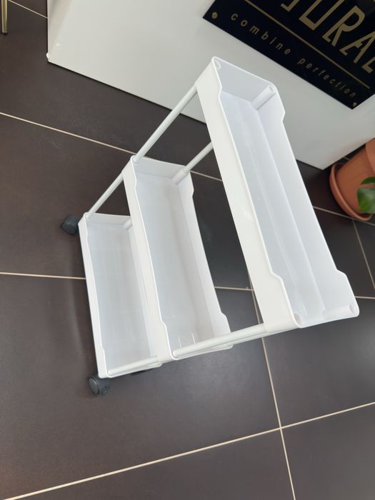 Etajera  din plastic