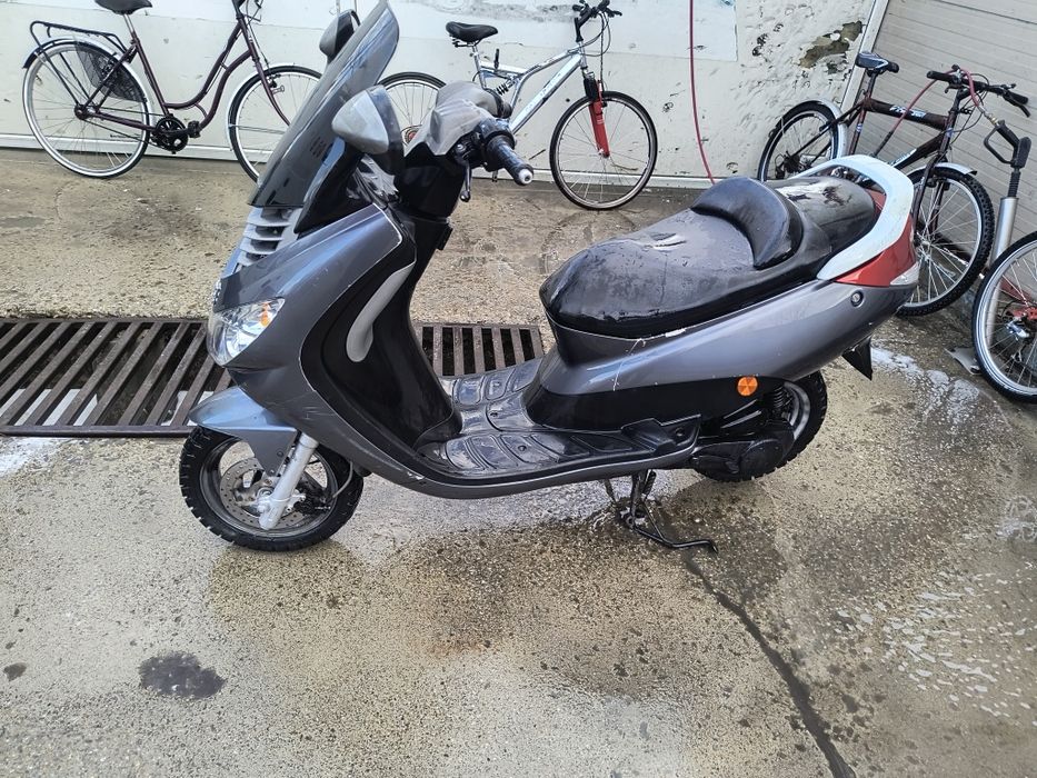 Vând scuter Peugeot de 49cc