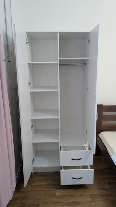 Продаю распашной шкаф