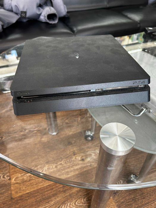 Продавам PlayStation 4 в отлично състояние!