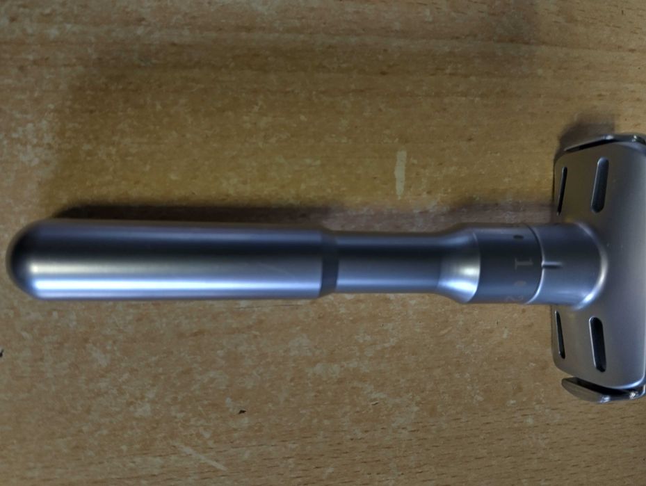 Металални самобръсначки и бръснач