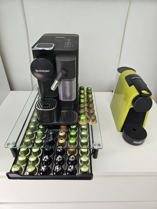Espressor Nespresso Lattissima și Essenza Mini + suport de capsule și 80 de capsule
