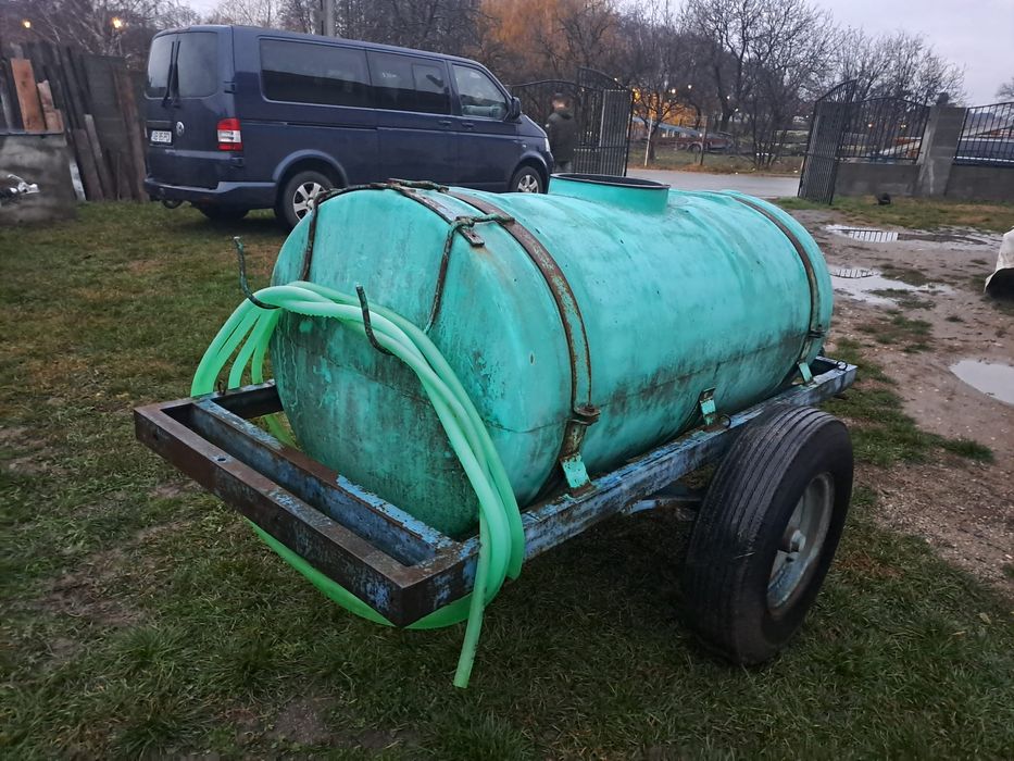 Vand remorca si cisternă de tractor