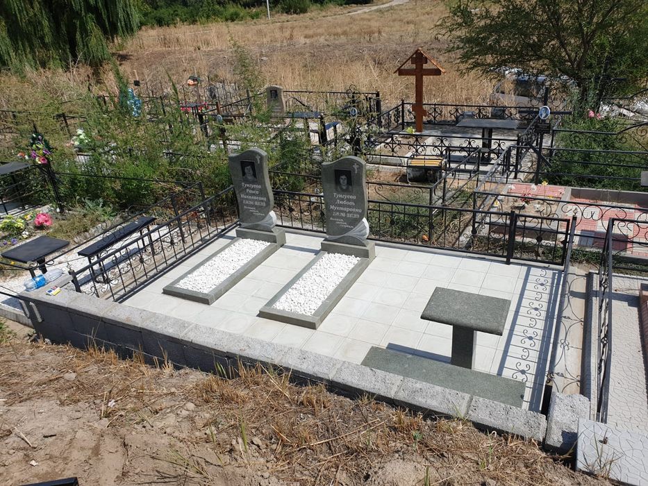 Памятники оградки таблички