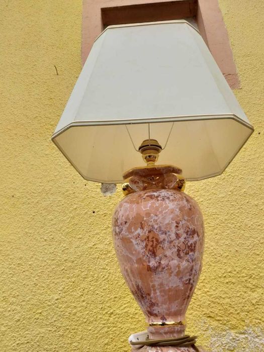 Veioza cu pedestal din portelan