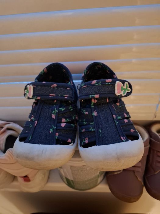 Пантофи, сандали, боти и маратонки