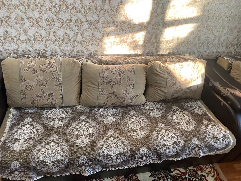 Диван, в комплекте 2 дивана и 1 кресло