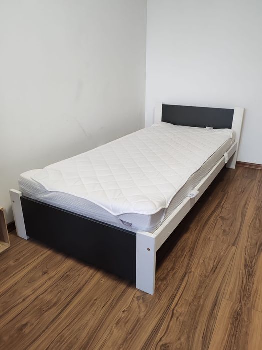 Vând pat alb cu gri închis, complet echipat, stare foarte bună.

Cumpa