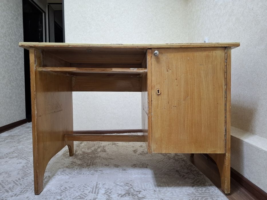 срочно продам письменные, кухонные столы, мед. и журн. столик (б/у)