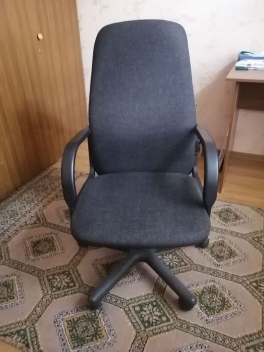 Компьютерное кресло дипломат в хорошем состоянии цена 400.000сум