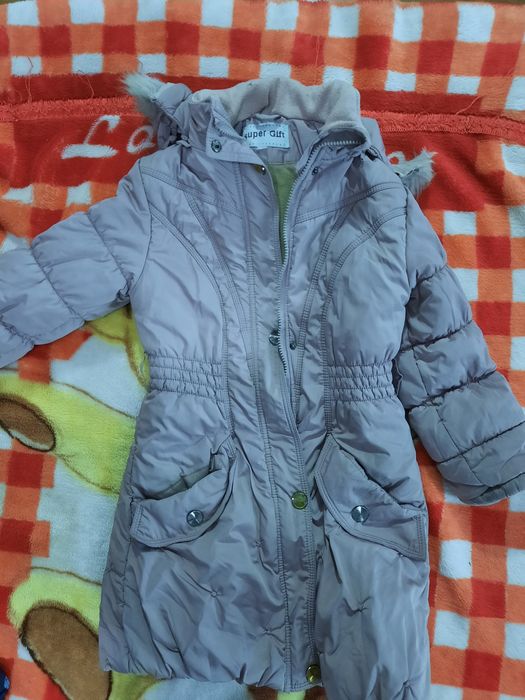 Продам верхнюю одежду на девочку