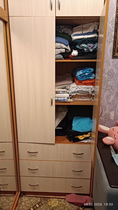 Продам угловой шкаф для одежды