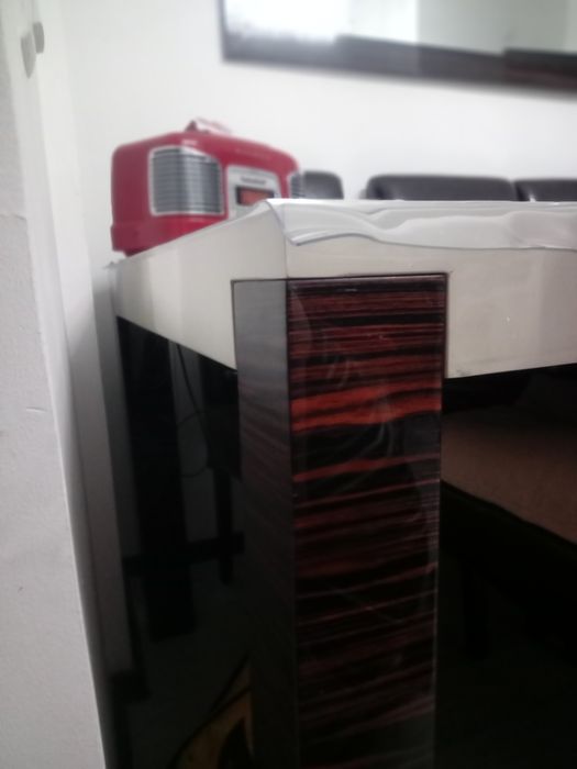 Стол обеденный и стулья.