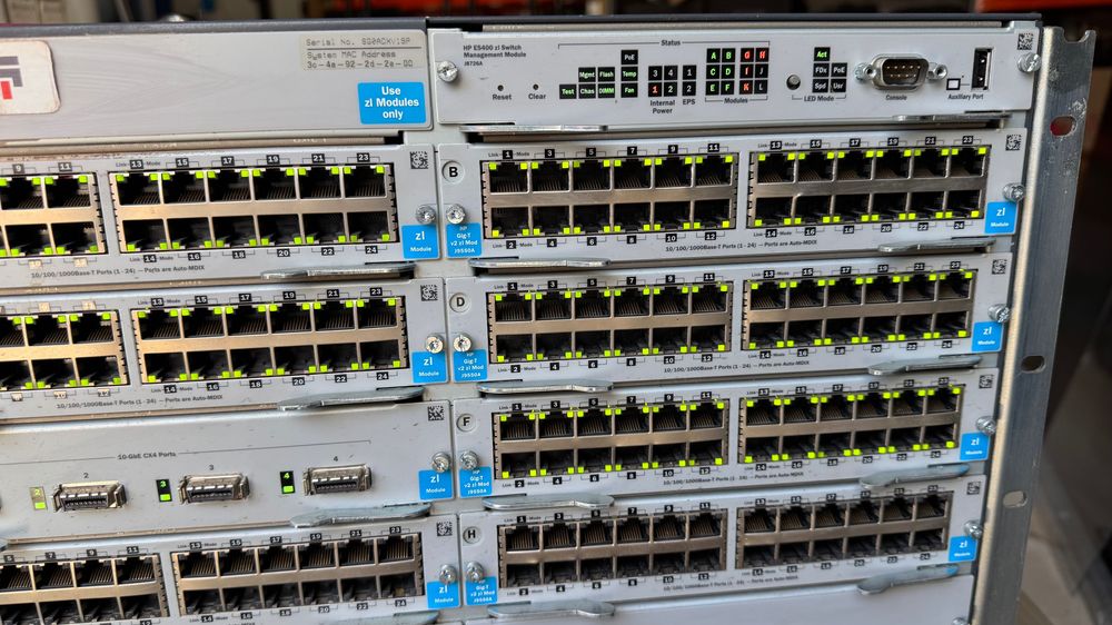 Switch HP J8698A 10Gb inclusiv 10 extensii si cabluri SFP