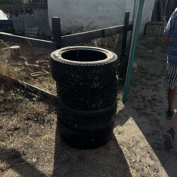 Продам резину 245/45/18