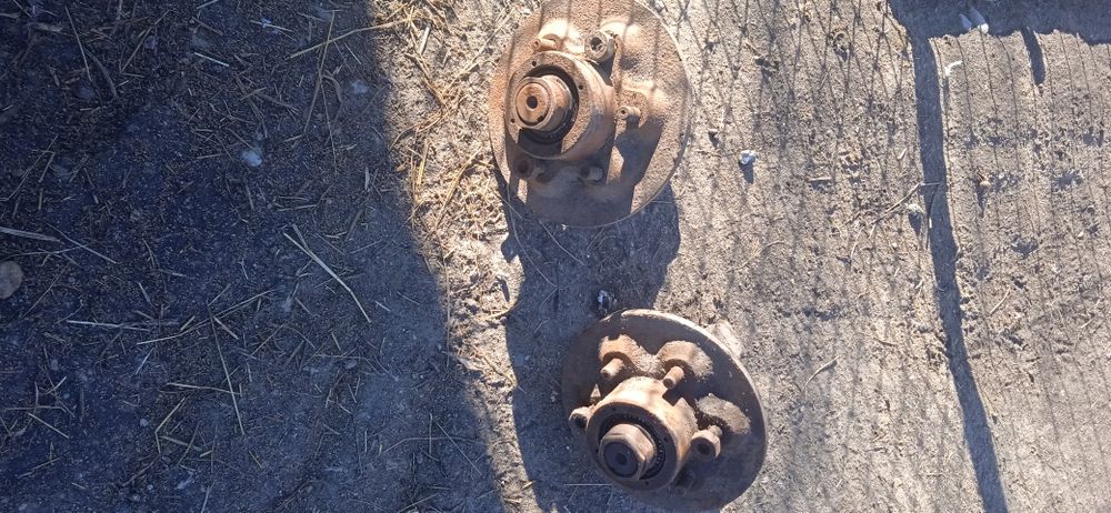 Vind doi butuci pe șase găuri