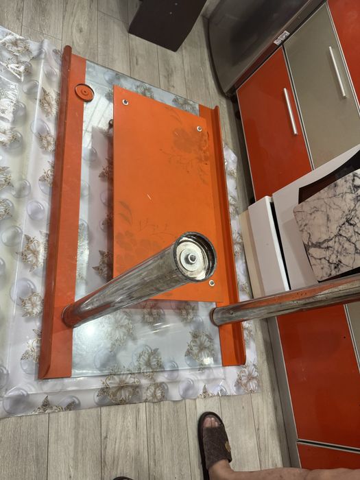 Отдам стол бесплатно , самовывоз .