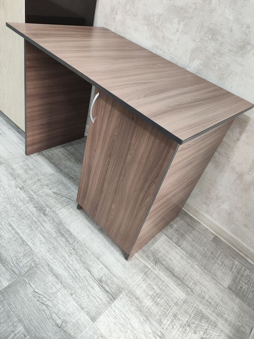 Продается стол, можно использовать для занятий.