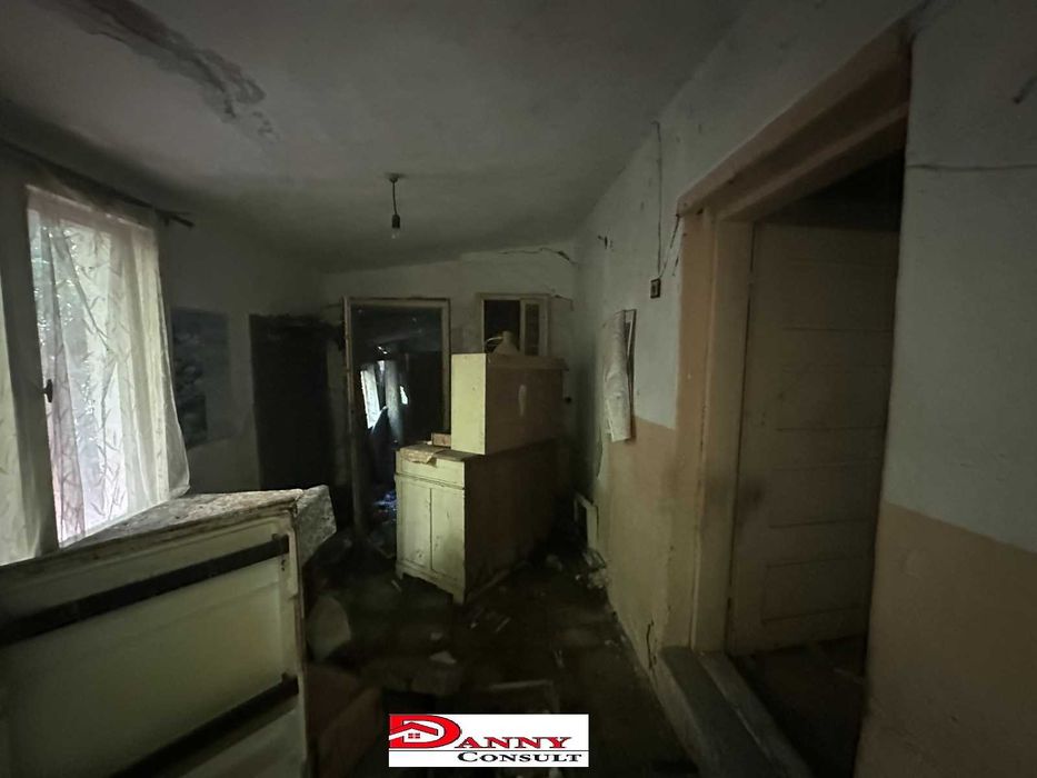 Къща със 7480 кв.м. двор в с. Дъскот, общ. Павликени