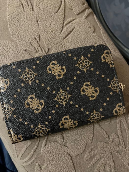 Чисто ново портмоне на GUESS