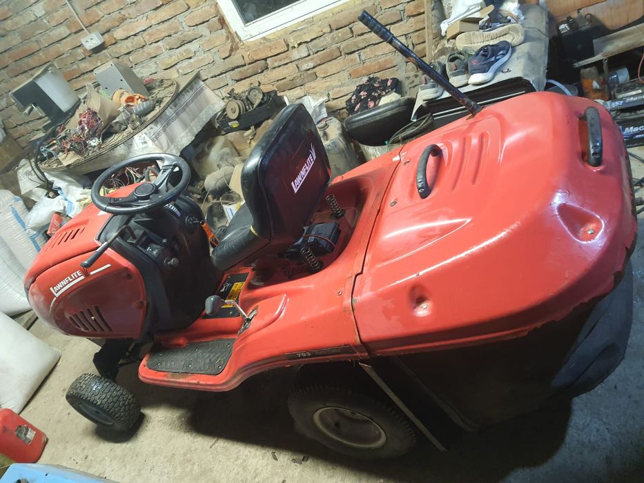 Tractor de tuns gazon marca LAWNFLITE cu motor briggs stratton de 18 c