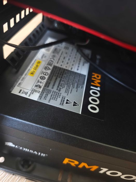 Компютър, работещ. Може и на части