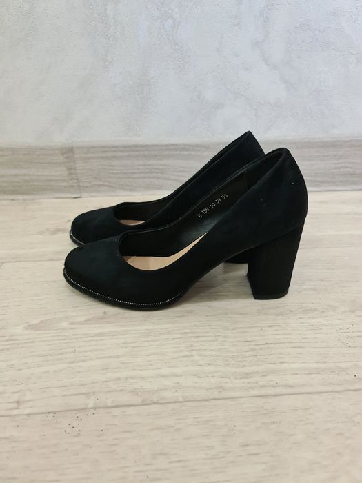 Продам закрытые замшевые туфли