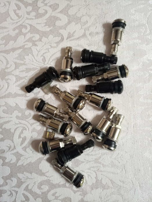 Valve metalice autoturisme albe sau negre.